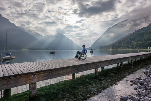 Barrier-free access to the lakeshore promenade at Lake Achensee.