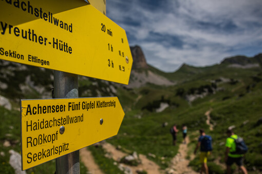 Der 5-Gipfel Klettersteig im Rofan garantiert neben spannenden Ferrata-Passagen auch fantastische Ausblicke und somit eine Extraportion Kletterglücksgefühl.