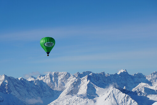 Rise into the skies in hot-air balloon and enjoy a bird's eye view of the wintry Karwendel mountains.und das Gebiet somit aus der Vogelperspektive erleben.