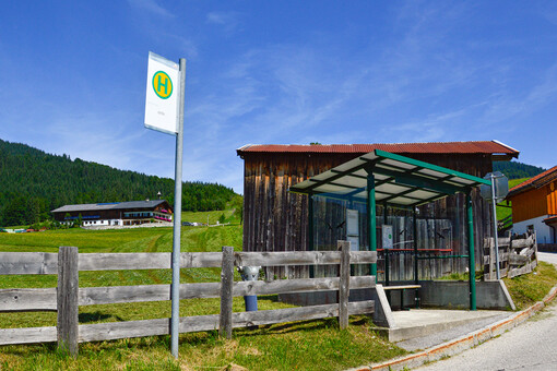Eine Bushaltestelle in Steinberg am Rofan im Sommer bei Sonnenschein.