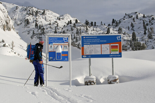 Der Tourenlehrpfad Rofan in Maurach informiert an sieben Stationen über korrektes alpines Verhalten und den Umgang mit LVS-Gerät, Schaufel und Sonde.
