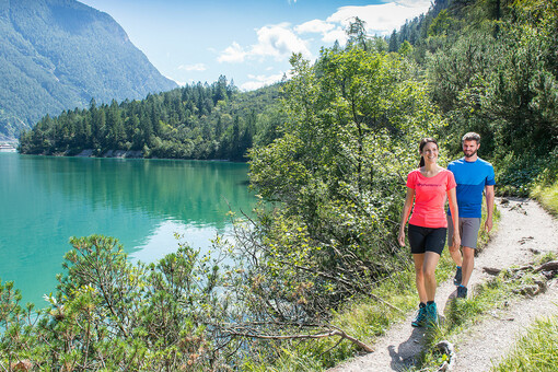 The adventurous hiking trail leads along the Achensee from Achenkirch to Pertisau and the Gaisalm. 