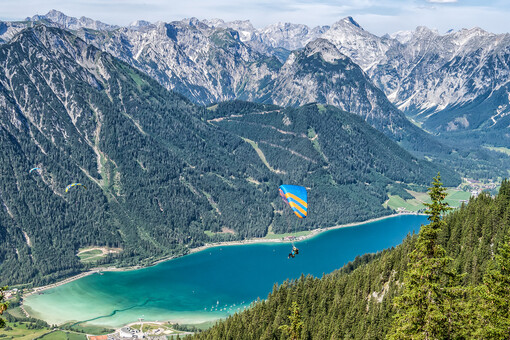Lake Achensee, which is surrounded by the Karwendel and Rofan mountains, is one of Austria's best locations for paragliding. The Rofan mountains are a popular launch site.