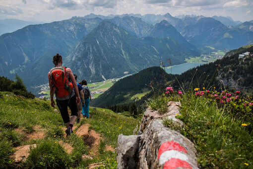 Klettersteigbegeisterte finden im Rofangebirge zahlreiche Routen. Ein Gruppe ist gerade auf dem Heimweg mit Blick auf den Achensee.