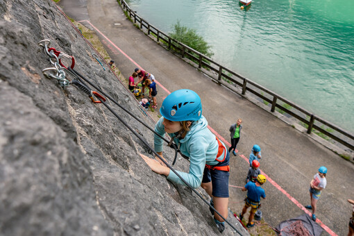 Auf der 18 Meter hohen Wand am Achenseehof zeigen Kinder, was sie draufhaben und erfahren gleichzeitig wichtige Tipps von Guides.