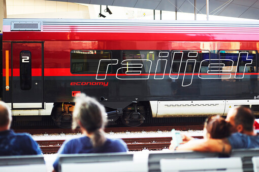 Travelling by train is a fast and eco-friendly way to get to Lake Achensee!